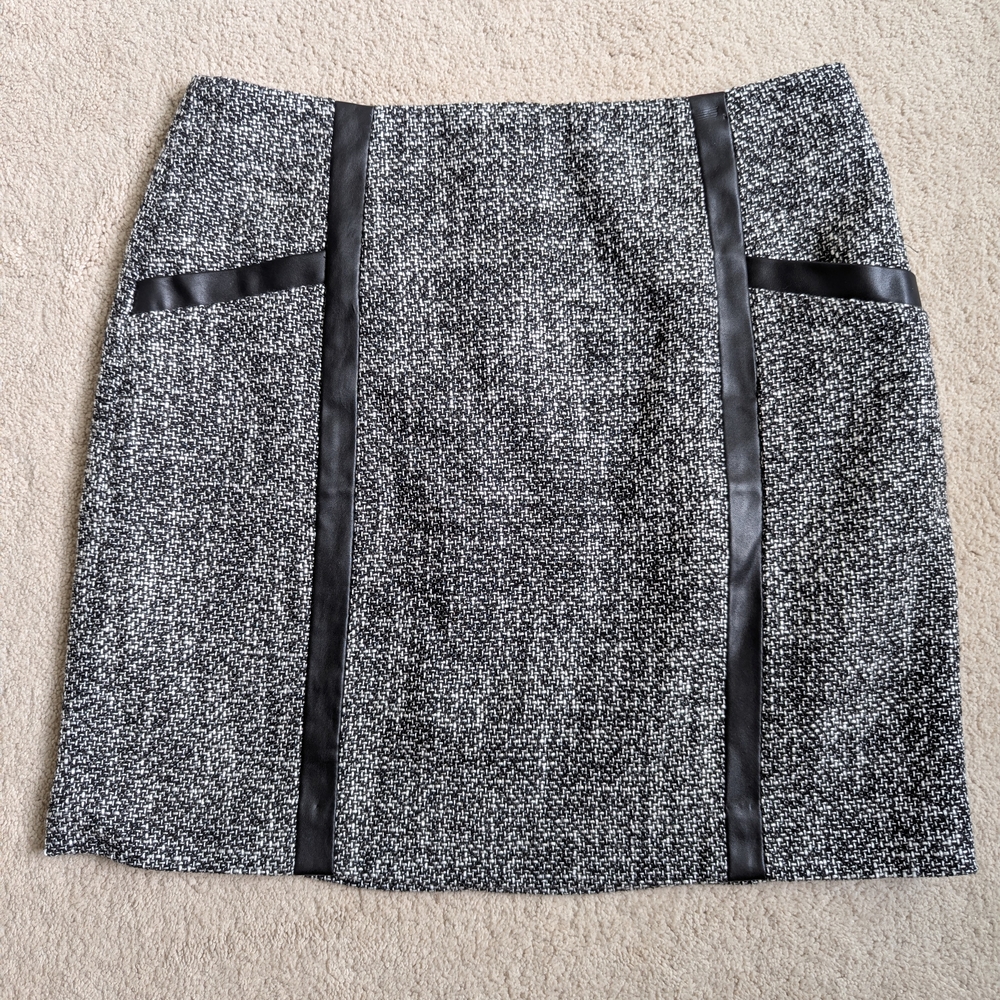 Banana Republic Black and White Lined Mini Skirt  Size 4